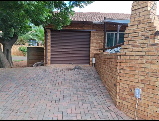 3 BEDROOM TOWNHOUSE FOR SALE IN SAFARI GARDENS